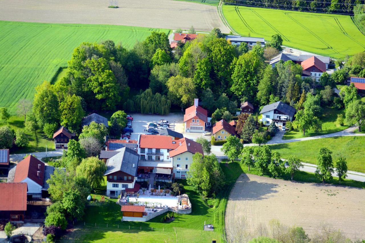 Hotel Gasthof-Strasser Tumeltsham Exteriör bild