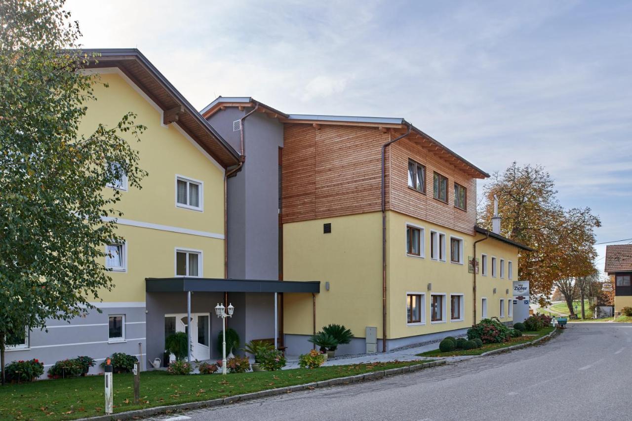 Hotel Gasthof-Strasser Tumeltsham Exteriör bild