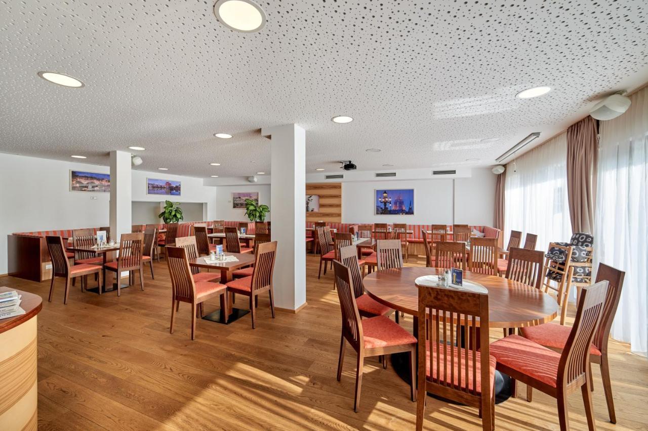 Hotel Gasthof-Strasser Tumeltsham Exteriör bild